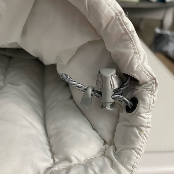 Mountain Hardware down/feather vest - Picture 4 of 11